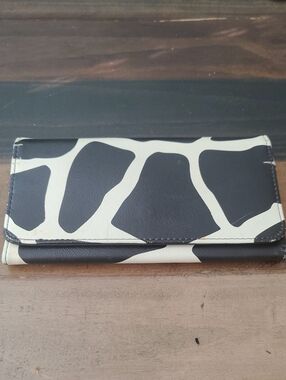 Giraffe Print Trifold Wallet - Black & Cream